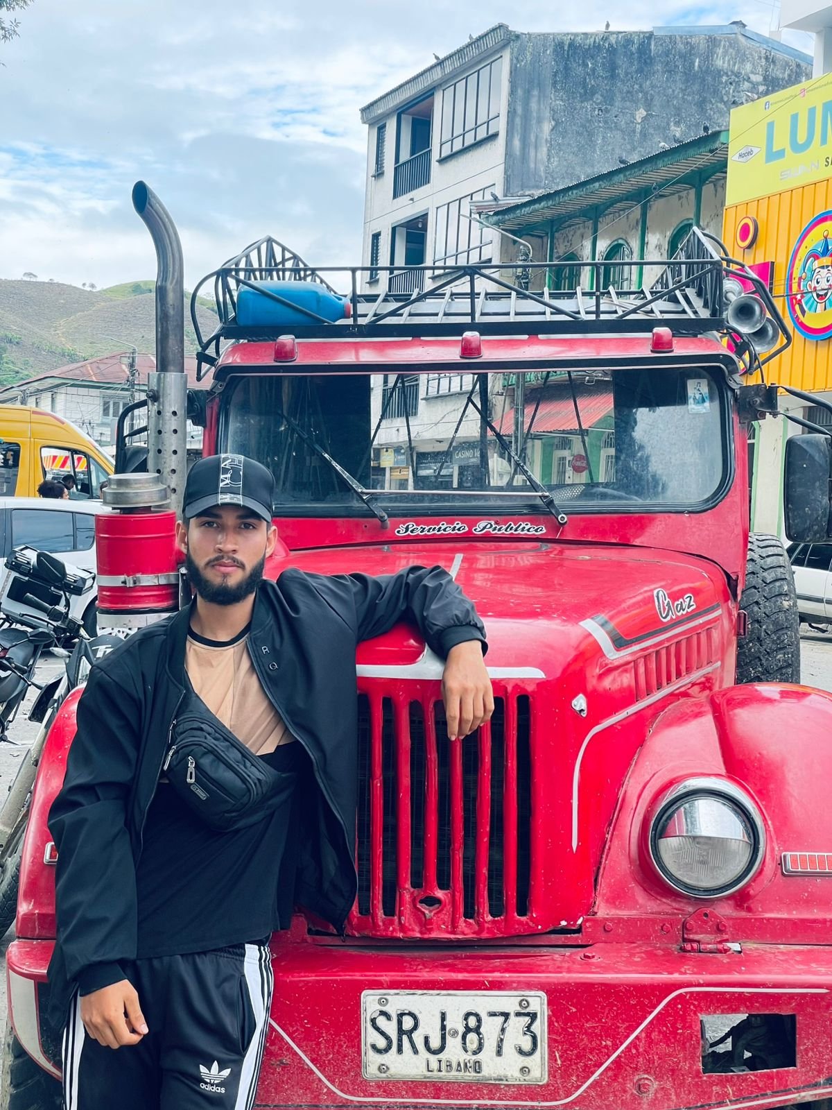 Foto del joven con camioneta