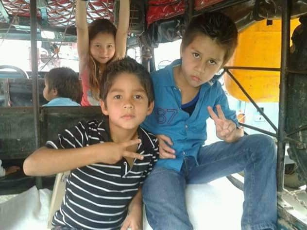 Niños viajando